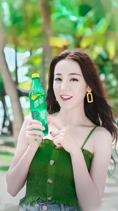 天使脸蛋说的就是迪丽热巴吧穿上绿色吊带的她真是盛世美颜