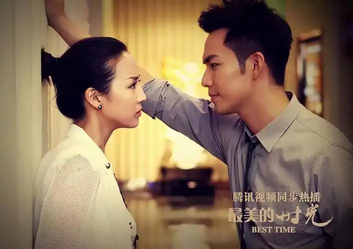 昨晚cosmo盛典,钟汉良给张钧甯披外套,绅士哎,怀.