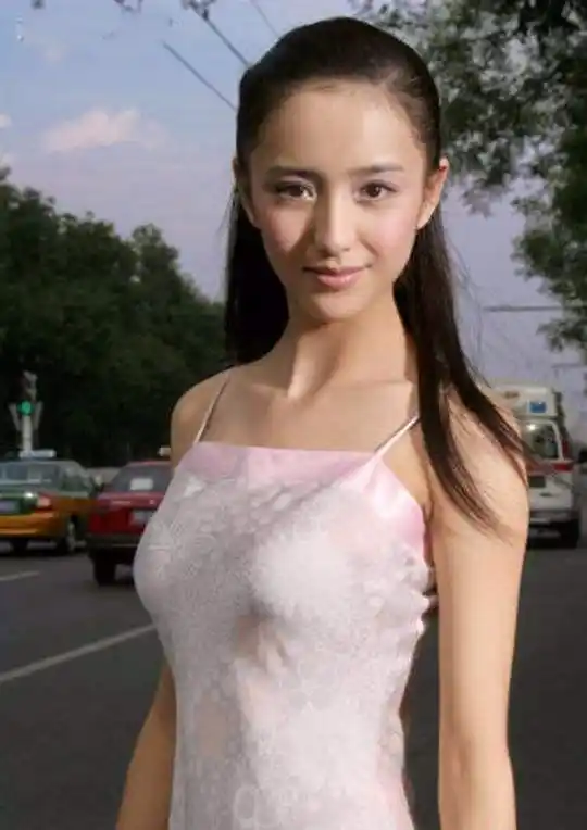 早年佟丽娅的素颜照,皮肤确实是很黑,但人很清纯啊