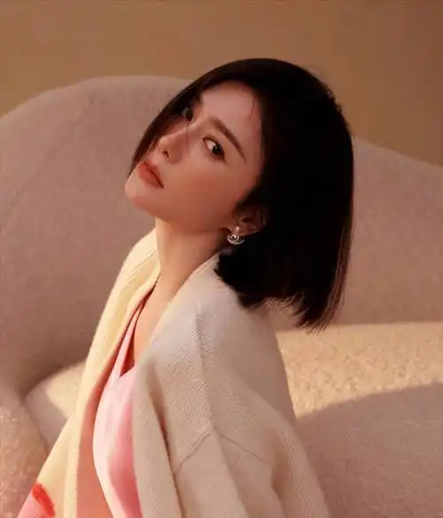 秦岚穿睡衣风连衣裙拍写真,43岁的年纪依然渴望爱情_真丝_气质_琼瑶