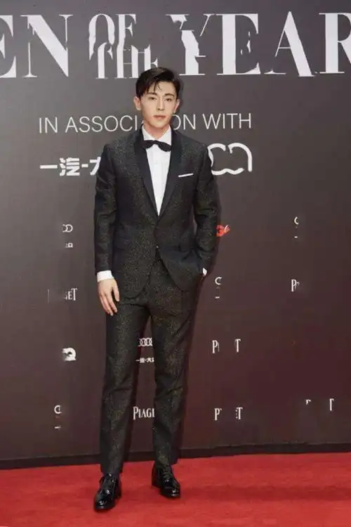 邓伦身高被质疑?五大男神同框力破传言,却意外暴露李易峰身高!