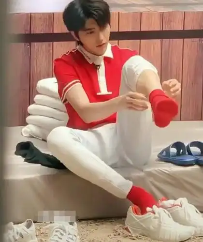 原创有种地位叫蔡徐坤,最后一个穿袜子上台,谁注意导演组反应?