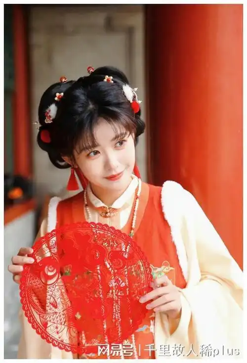 赖美云冬至古风写真,手提兔儿灯游园,娇俏甜美,灵动可爱._网易订阅