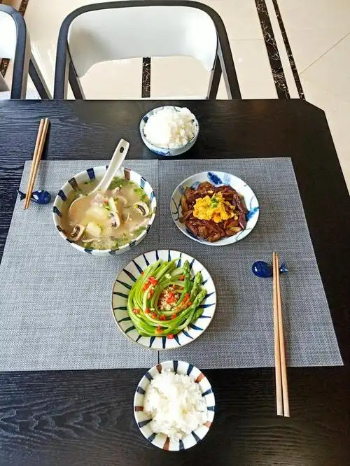 老公偷偷给我做了1桌菜,个个好吃又新鲜,网友:真羡慕