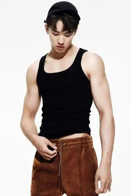 《上瘾》男主许魏洲 撩衣秀腹肌 最新超帅写真