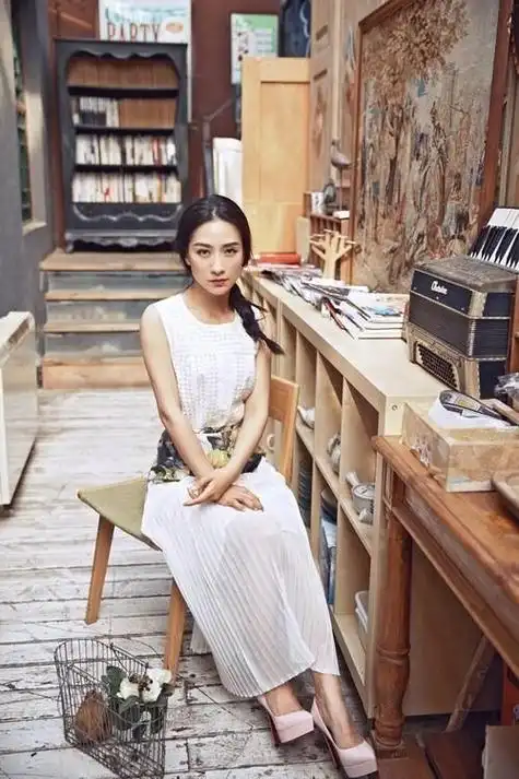 "安陵容"陶昕然晒全家福!老公帅气似模特,女儿高级脸颜值随妈