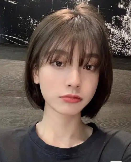 特别适合发量少 发质细软的@instyle亮子#女生短发发型  #显白发色#桃