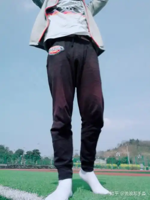 我有时候也不想穿 可以只套外面的裤子的话就跟突兀…别人不尴尬,我