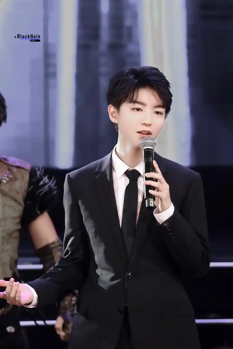 tfboys分享201106王俊凯帅气西装图照来袭矜贵儒雅的舞台王子