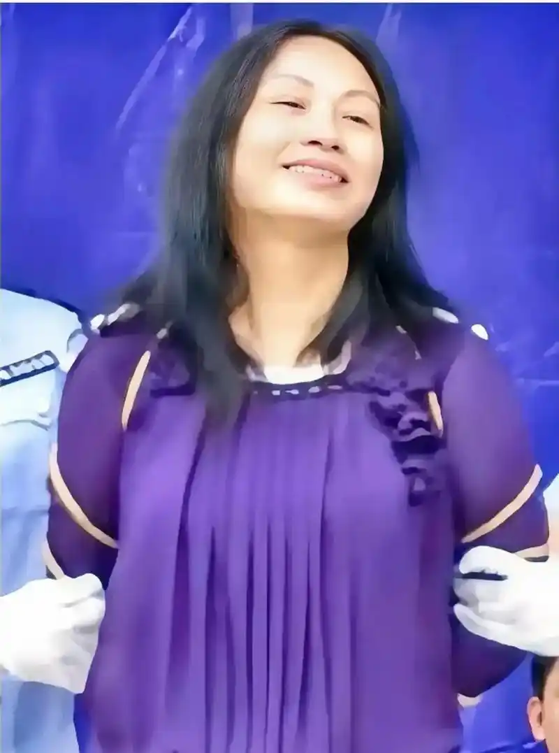 此时被法绳捆绑结实的她,听到宣判结果后,竟然露出了笑容