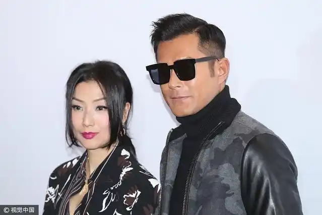 古天乐墨镜遮面手插口袋秒变大哥范儿 郑秀文穿花裙搭白靴优雅万分