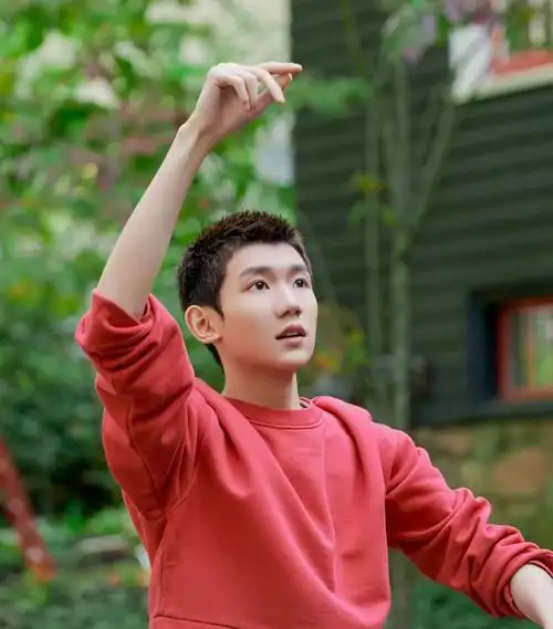 王俊凯首次挑战寸头,雕塑封面大片发布,散发男人味十足_腾讯新闻