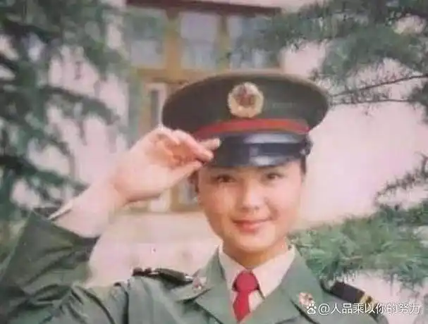 韩红自称年轻时是校花,本以为她开玩笑,看到18岁的照片后相信