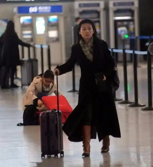 王小丫虽然年过中旬发福的迹象明显但气质却一点没减少