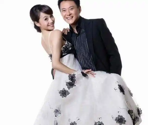 送上大束玫瑰花,年年如此;会一起在北京的二层大巴上吹风赏景;曹颖说