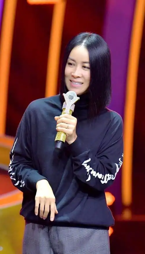 北京时间11月7号上午,中国著名女歌手那英传来最新消息!