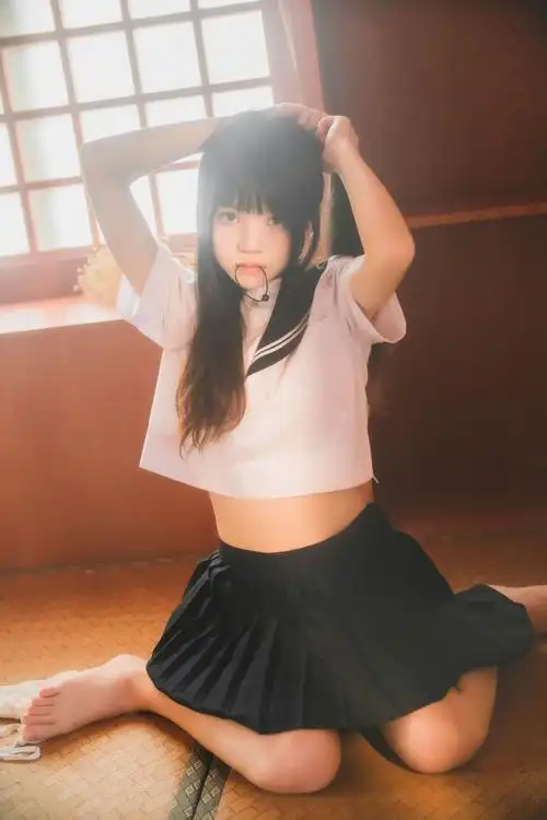 [网红coser] 桜桃喵 - 小背心换水手服 cos写真套图[3]