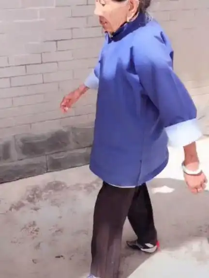 百岁奶奶三寸金莲走路带风步伐稳重网友大户人家小姐