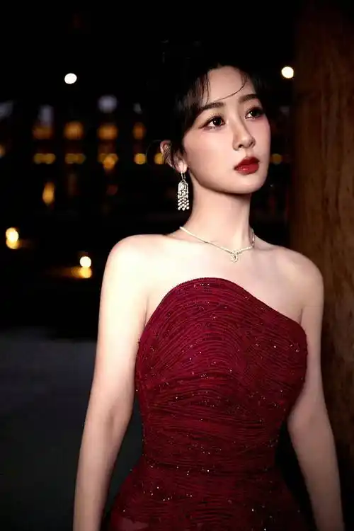 夜空中的女神一袭红裙,杨紫的浪漫装_红玫瑰_红色_设计