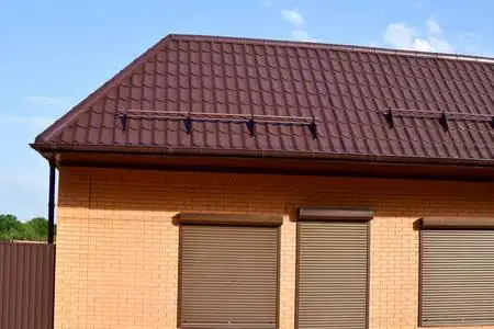 建筑物上瓦楞纸板的屋顶照片