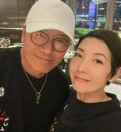 洪天明太太周家蔚出席聚餐与师叔元彪拍照很亲密被质疑喝多了