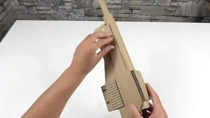 手工达人制作awm玩具枪模型,看到成品后默默为他竖起了大拇指