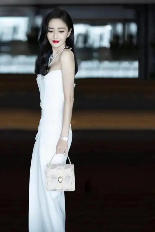 稍微打扮一下,就能够美得十分优雅又惊艳,这不,佟丽娅就是一个时尚