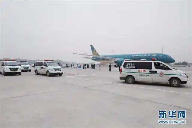 这是11月30日越南首都河内拍摄的运送遇难者遗体和骨灰的救护车.