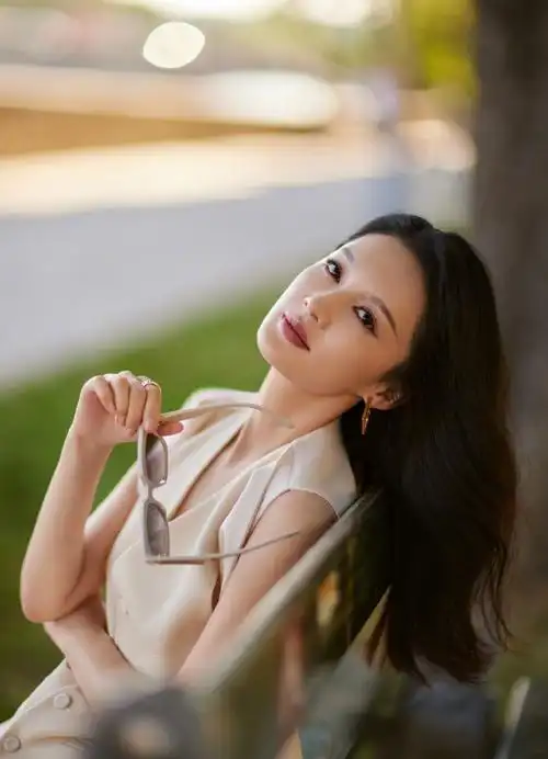 李沁湖岸夕阳随拍##李沁暖阳河畔大片