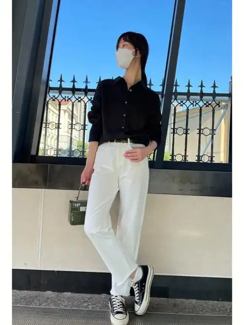 通勤穿搭▏黑色衬衫白色牛仔裤经典百搭