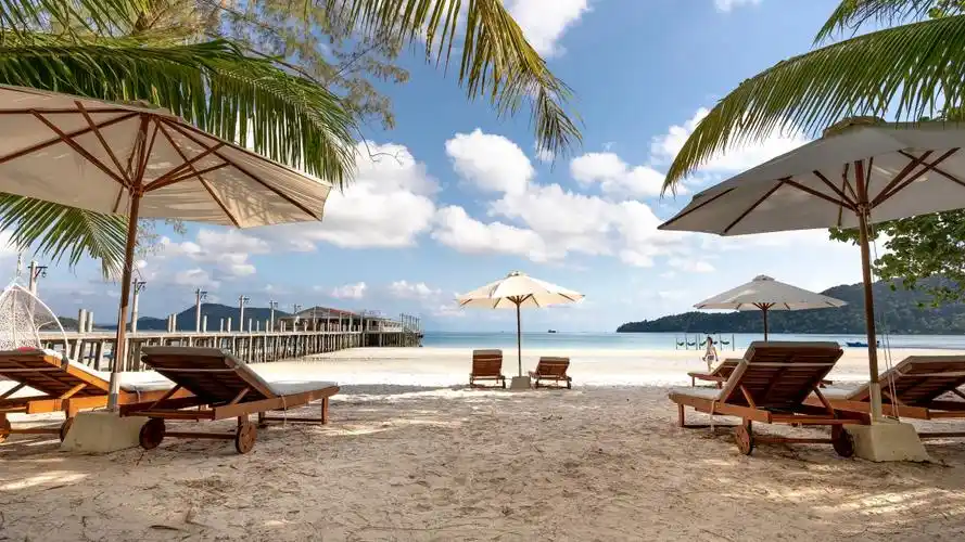 海边沙滩休闲躺椅图片1111