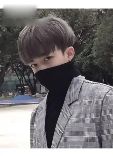 碎盖头之所以变成主流发型就是因为它可以随意打理即可各种分也可当做