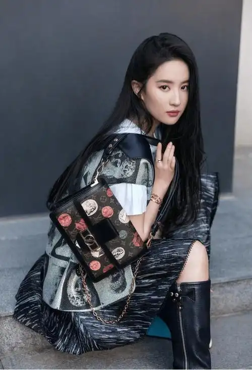 刘亦菲现代风搭配也很仙气,印花马甲配黑长直造型,简直又美又酷