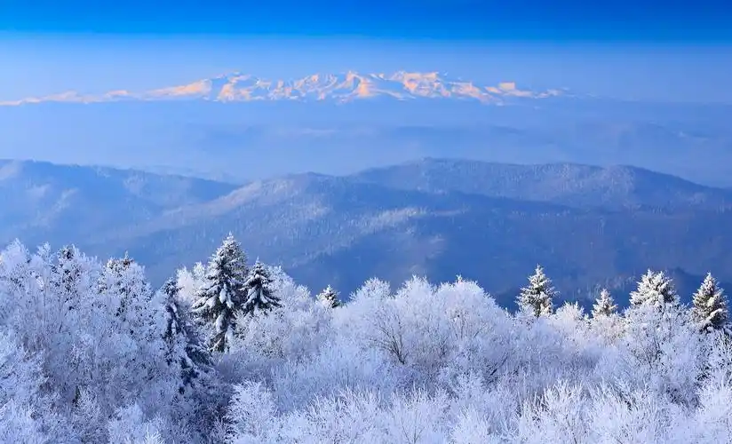 严寒冬季,远眺雄伟长白山.