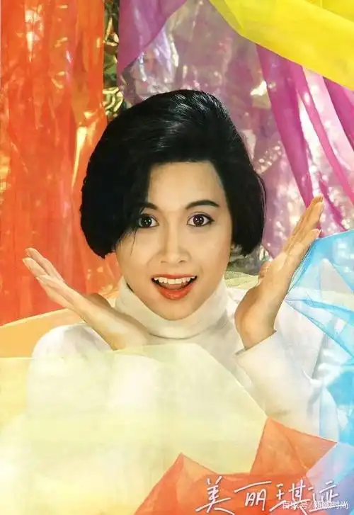 年轻时邵美琪有多迷人?穿廓形外套戴编织帽,短发也美出名媛范