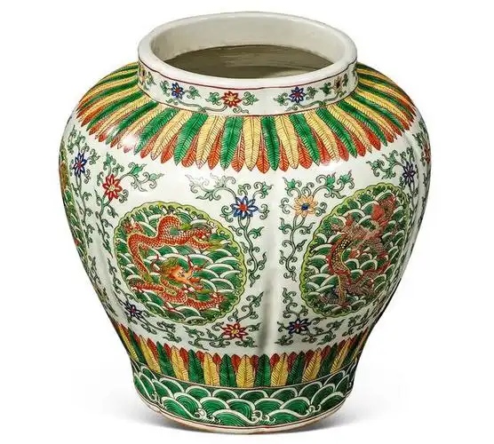 明代嘉靖官窑五彩瓷器传世不多,本品体量甚大,在同时期罐类器中难有