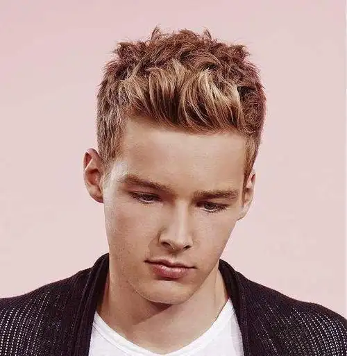 丸子头发型和波浪卷的双重设计,使得造型别致又高雅,如果你是时尚达人