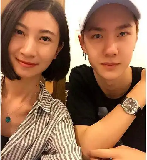 有种"长相"叫王一博,妈妈年轻时颜值超高,儿子完美继承