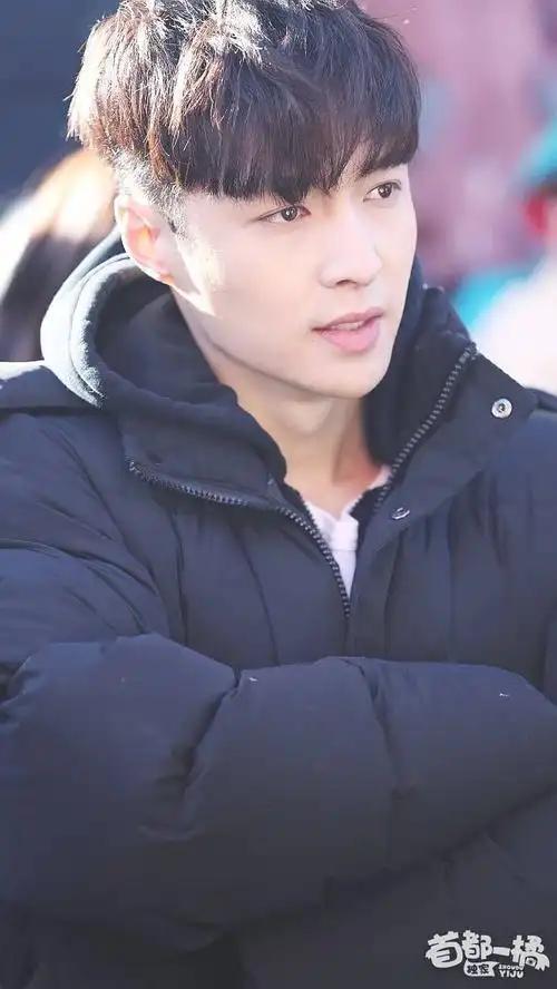 开机现场的张艺兴,零下2度里面就穿一件t恤,眼泪都要冻出来了!