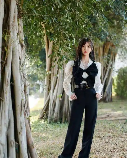 郑乃馨拍摄大片,白时尚长袖内配蝴蝶结吊带,甜美灵动