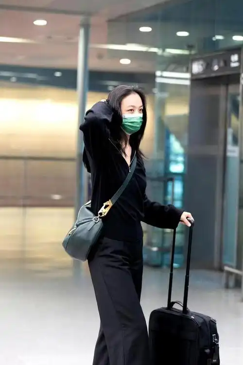 汤唯最新亮相穿搭太随性!拎2万多的包素颜走机场,颜值像路人?