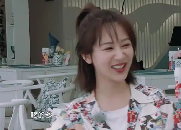 《中餐厅》杨紫和王俊凯压跷跷板,无意间暴露真实体重,确实不胖