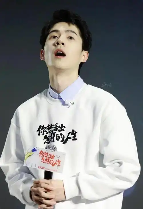 刘昊然跟周冬雨分手后,颜值回春,少年感满满|男神|张子枫_网易订阅