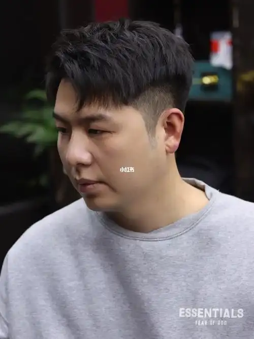 碎盖三七分,圆脸男士不错的选择