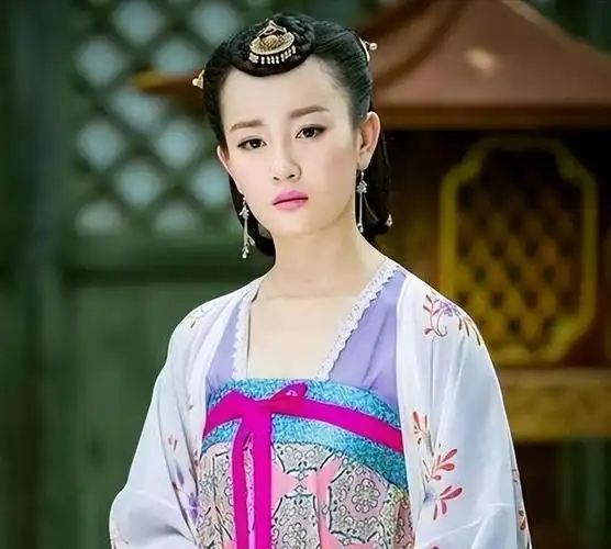 2011年凭借电视剧《夏家三千金》被观众熟知,此后又参演过《唐宫美人