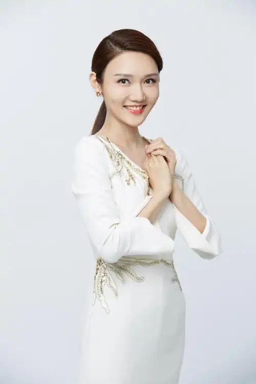 龙洋:从湖南小城到央视当家主持,始终努力前行,如今34岁仍单身