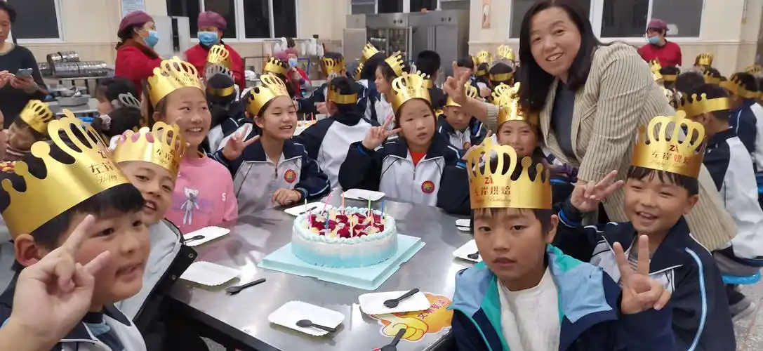 灿烂的笑脸,金色的童年------淮滨外国语学校小学生九月份集体生日