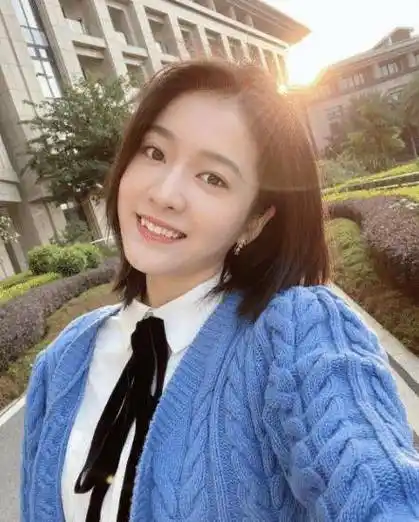 原创张雪迎晒自拍染蓝发像换了一个人扎高马尾发量太稀疏了