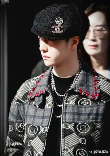 巴黎时装周:王一博不如肖战,刘亦菲宋茜惊艳,她丑的越来越吓人