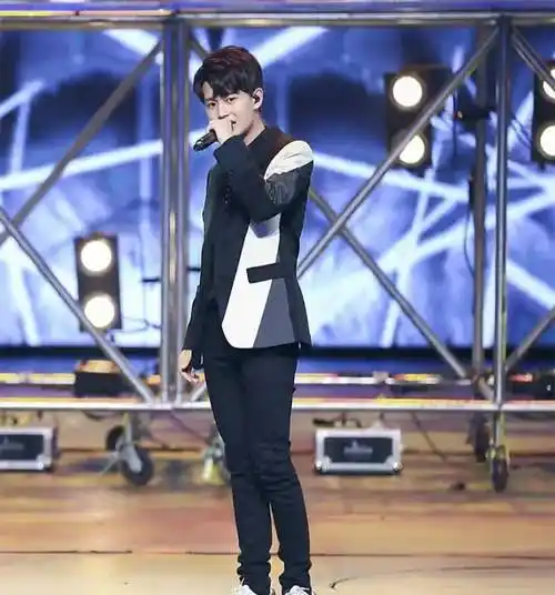 有颜值有实力,只要站在那里就是一道风景_cm_演技_高伟光